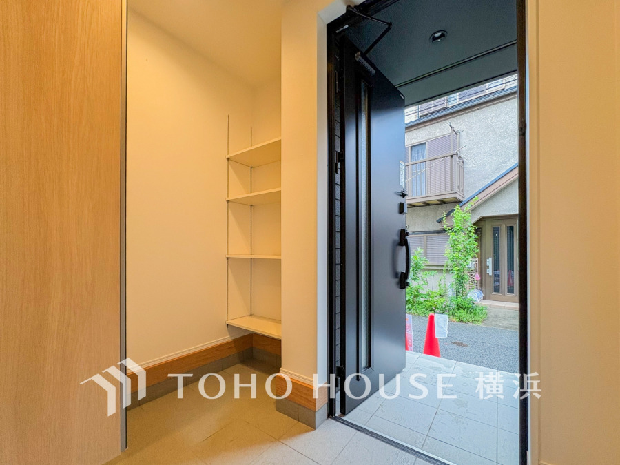 居住者の帰り、訪れる方を優しく迎え、やすらぎに満ちた生活空間を予感させる。健やかな暮らしを楽しめそう。