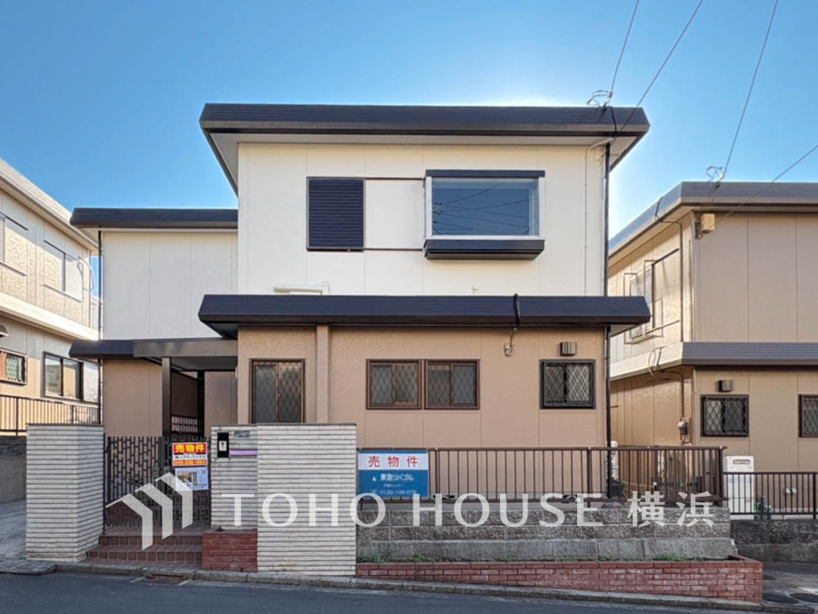 青空の下、洗練されたデザインの外観が目を引く一戸建て。日当たりの良い立地で、家族の笑顔あふれる明るい毎日が始まる予感に満ちています。