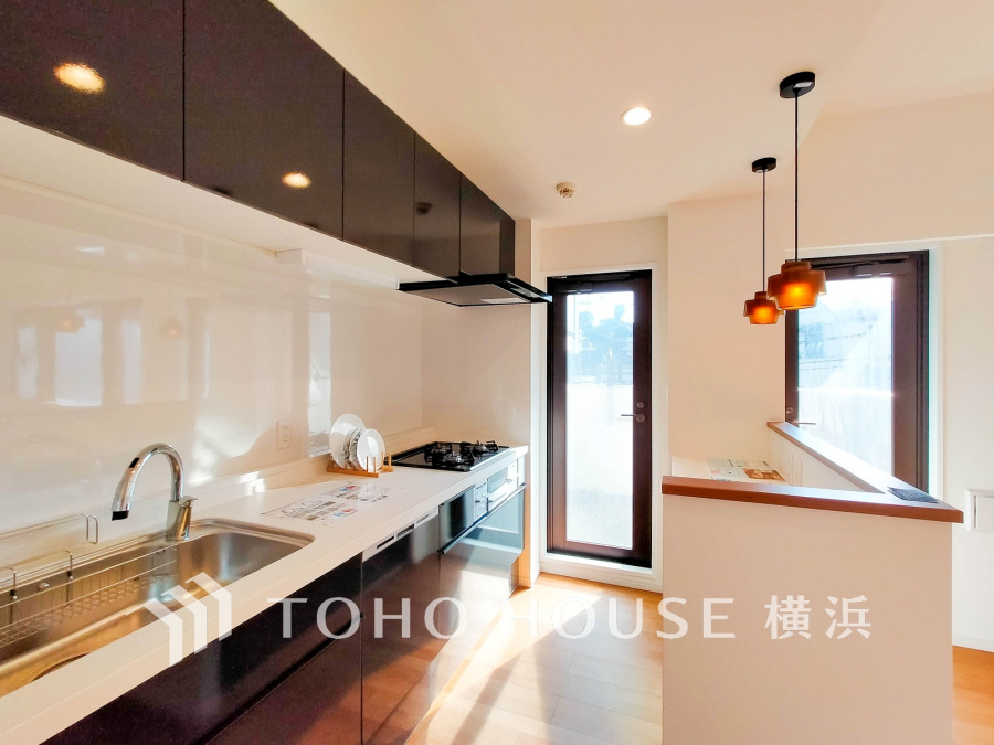 キッチンはリビングとの一体感のある明るい空間。収納付きカウンターを設けてスペースの分離もできています。