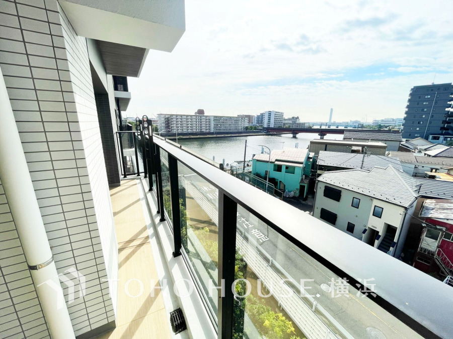 伸びやかな景色が広がる眺望に、心も体もパワーがみなぎる。忙しい日常を忘れ去り、ほっと一息つく時間。青い空がより青く・広く感じられる、そんな環境に包まれたお住まいです。