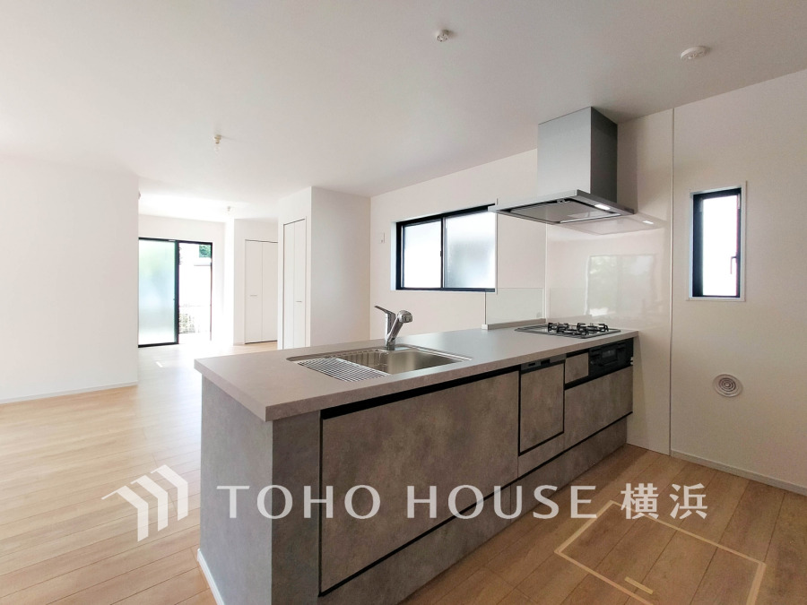 機能性とデザイン性を兼ね備えたシステムキッチン。リビングとの一体感も考慮され、美しい空間が実現。
