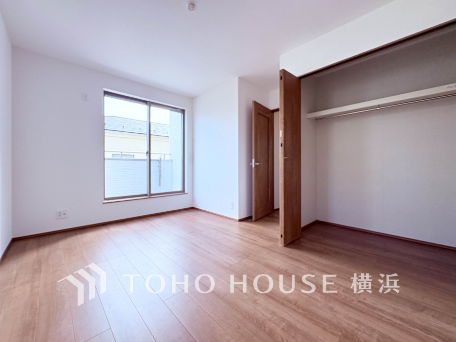 大きな窓からたっぷりと陽光が注がれる明るい空間。家族の成長に対応できる永住仕様の間取り。時を忘れて過ごす場所として過ごせるお部屋。