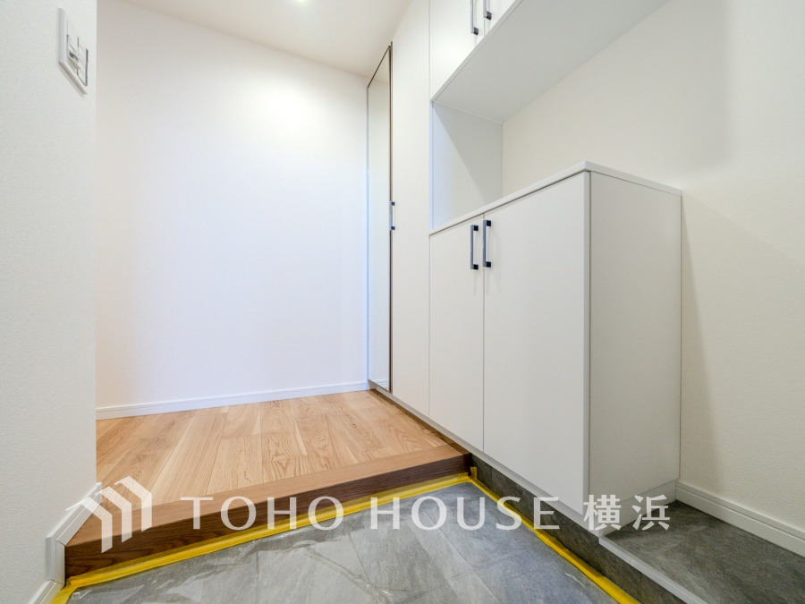 ご家族の帰り、訪れる方を優しく迎え、やすらぎに満ちた生活空間を予感させる。健やかな暮らしを楽しめそう。