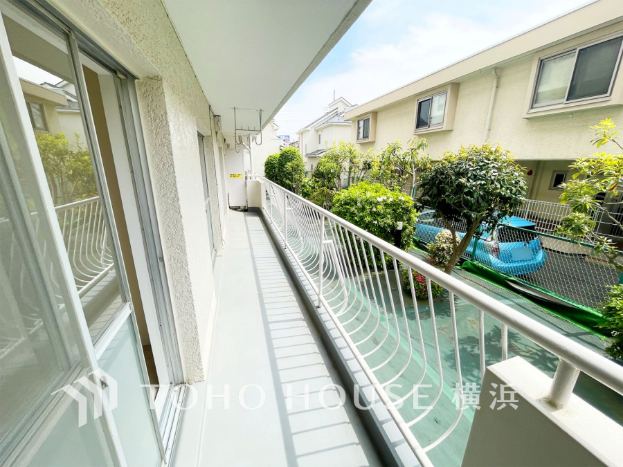 たっぷりの陽光が差し込むバルコニー。健やかな暮らしを守る太陽の恵みを存分に享受できます。爽やかな風と暖かな陽射しが紡ぐハーモニーが日々の暮らしのBGMになることでしょう。