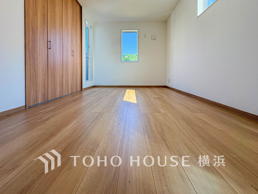 穏やかな風と陽光を導き、プライバシーに配慮された設計プランを採用し、居住性を一段と心地よいものにしています。明るく開放的な空間を演出しております。