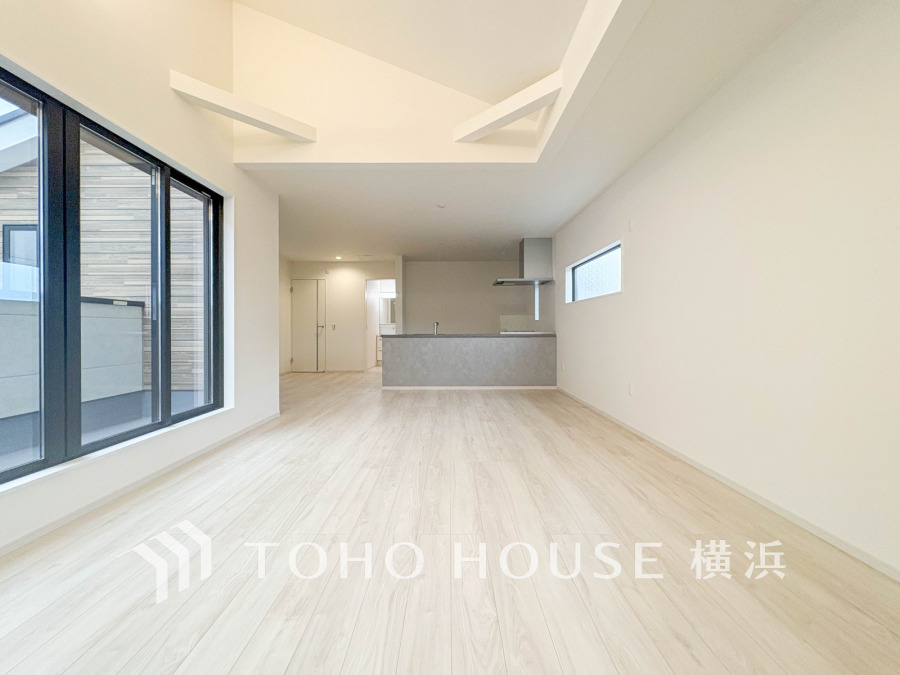 家族みんなが爽やかに健やかに過ごせるように、溢れる光をたっぷり取り込んだリビングダイニング。集いの場、憩いの場としての快適性を求めたやすらぎの空間です。