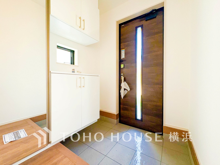 お客様をお迎えする玄関は落ち着いた雰囲気。帰り着くたびに洗練されたテイストの空間に迎えられ誇りと喜びを感じる玄関まわりです。