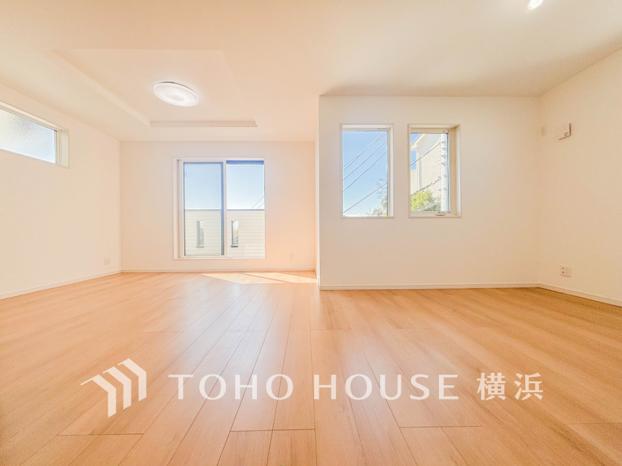 柔らかな色合いのフローリングと清潔感の溢れるクロスが明るい空間を創り出しているリビングダイニング。憩いの場に相応しく、ここで楽しむ家族の時間が絆をより深めてくれそうです。