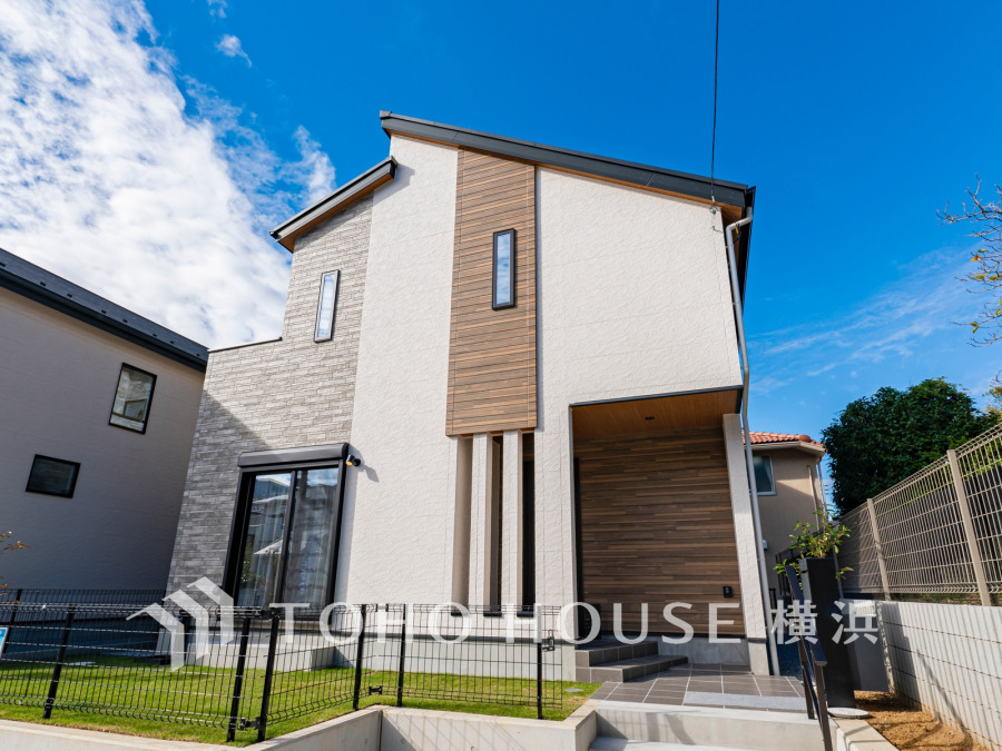 住む人を映し出す洗練された佇まいは、いつまでも輝き続けながらいつしか街の風景に溶け込んでいきます。