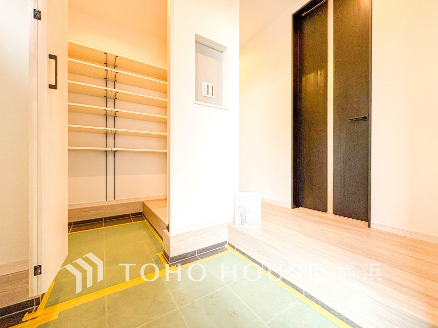 靴を履いたまま出入りできる大型のシューズインクローゼットが設けられています。靴類だけでなく、かさばる物も収納できます。