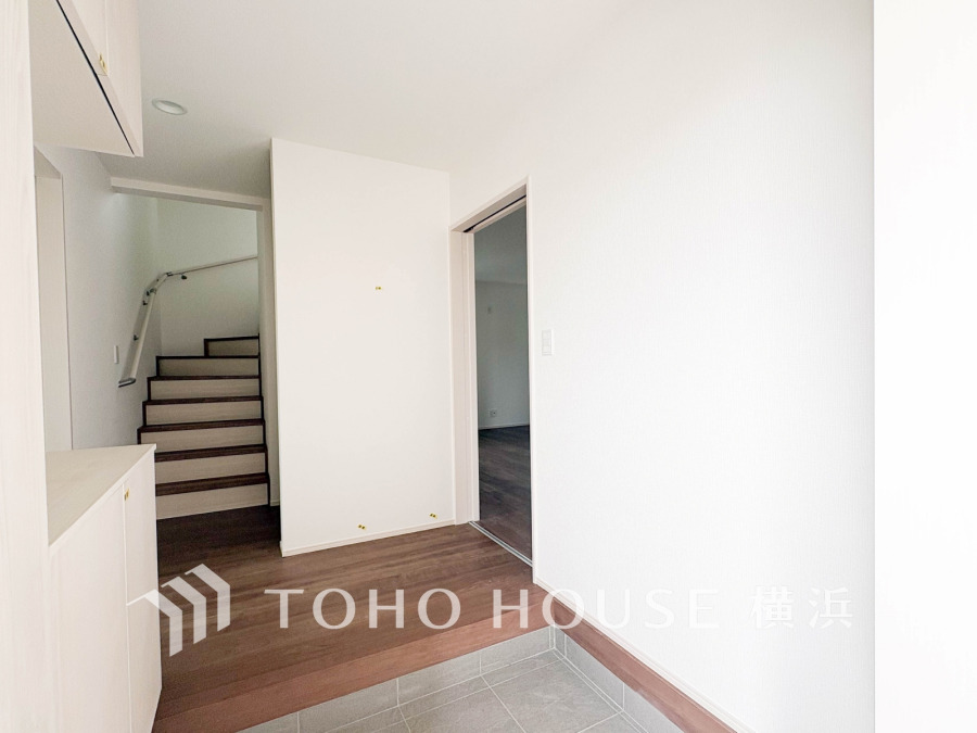 居住者の帰り、訪れる方を優しく迎え、やすらぎに満ちた生活空間を予感させる。健やかな暮らしを楽しめそう。