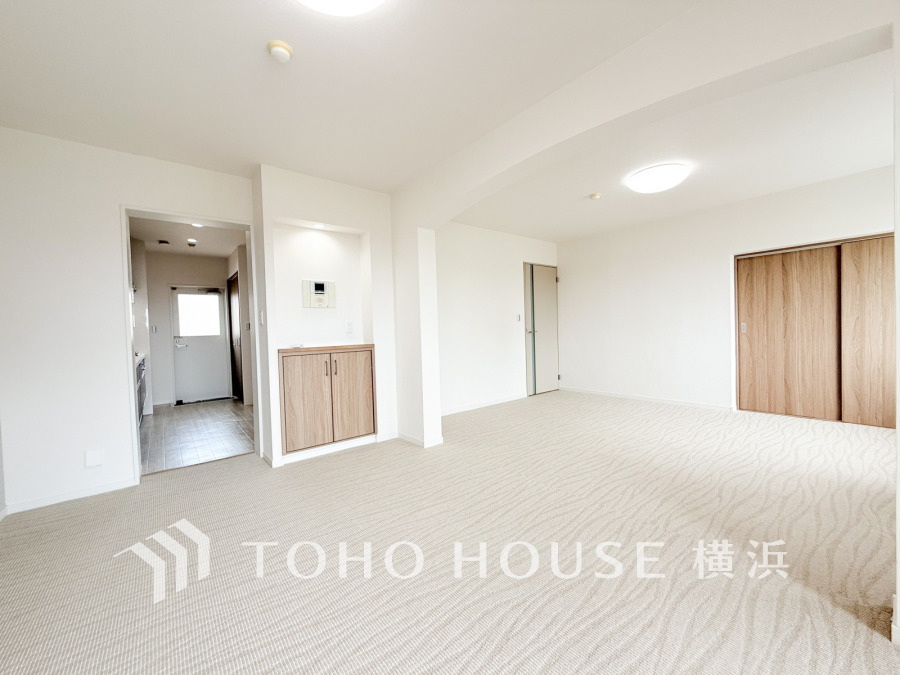 ここにはみんなが集い、食事と楽しい会話が始まる。話に夢中になりすぎて、ついつい時を忘れてしまう。そんな束の間の幸せを感じさせてくれる場所。