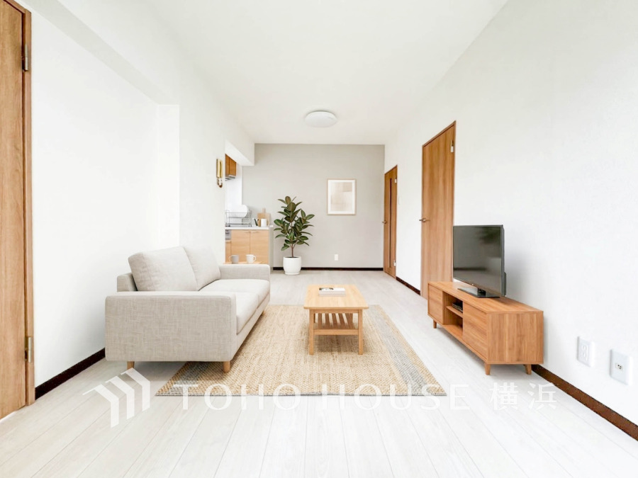 たくさんの想いが美しいカタチに彩られた時、そこにはひと時のくつろぎが生まれ、ゆっくりと愛着が育まれていきます。（家具・装飾品はAI加工）