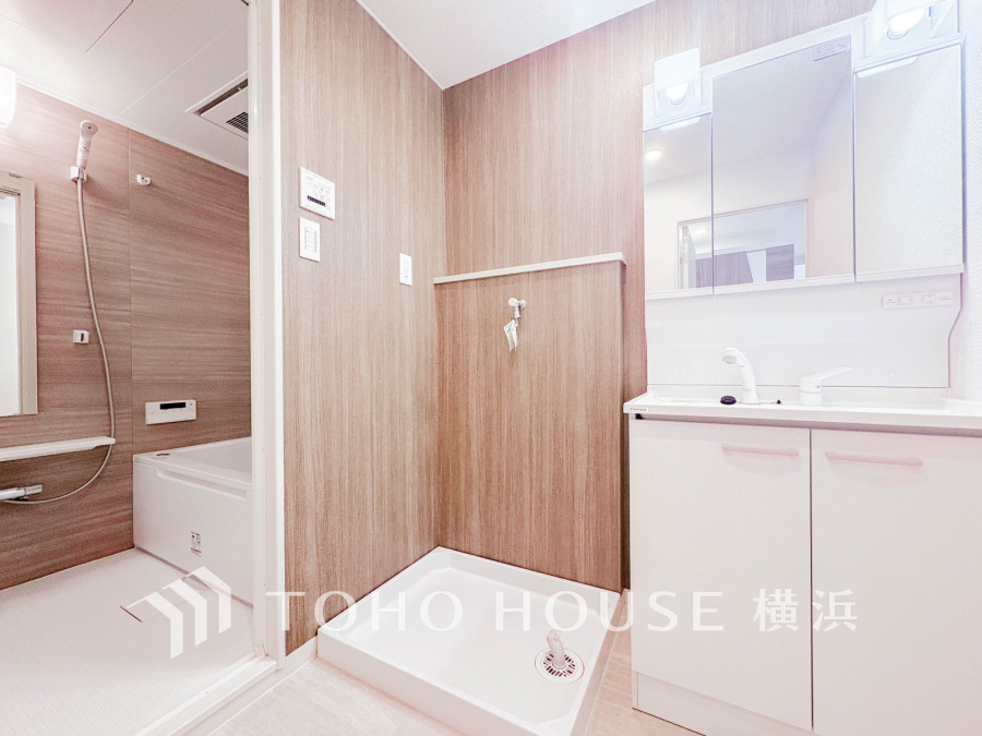 新規交換された洗面化粧台は美しく使いやすい機能が備えられています。