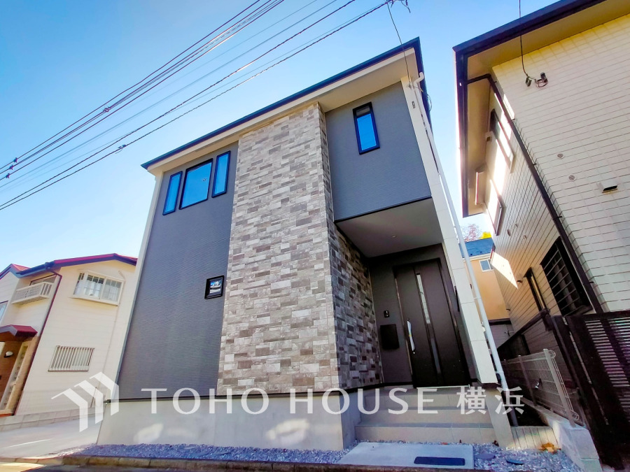 堂々たる趣ながら、主張し過ぎずどこか余裕を感じさせるシャープなフォルムで佇む邸宅は、晴天の空と照らし合わせる事で、本来あるべき完成形の姿を見せてくれます。 