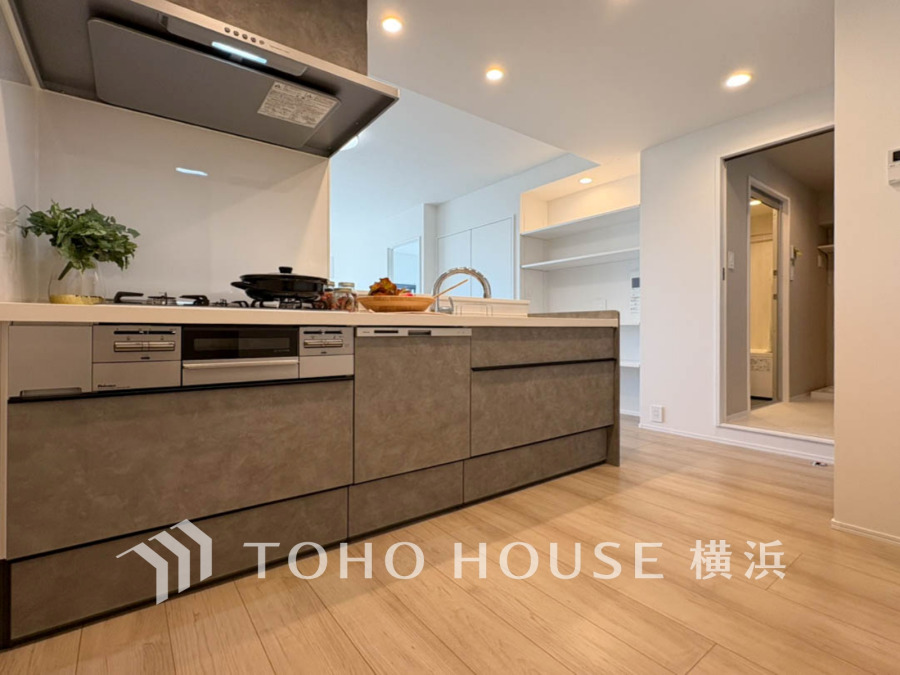 家事動線やリビングとのつながりに配慮し、食事の準備や片付けなどの家事を楽しくするキッチンスペースに仕上げました。毎日使う場所だから気持よく使えて、居心地の良い空間に。