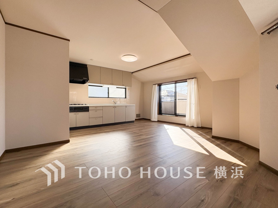 開放的な広さと多面採光がもたらす、光溢れ豊かな居住空間はこの住まいのクオリティを感じさせてくれます。豊かな時間が流れるこの場所に暮す喜び