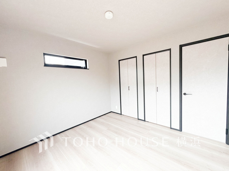 穏やかな風と陽光を導き、プライバシーに配慮された設計プランを採用し、居住性を一段と心地よいものにしています。明るく開放的な空間を演出しております。