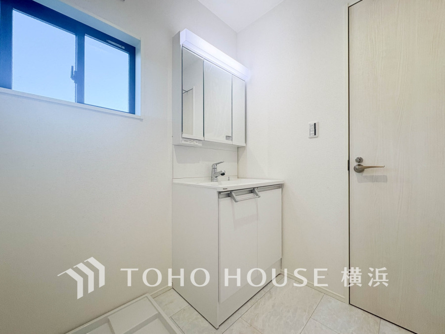 清潔感あふれるホワイト基調の洗面台と収納付きで、明るく使いやすい快適な洗面スペースです。