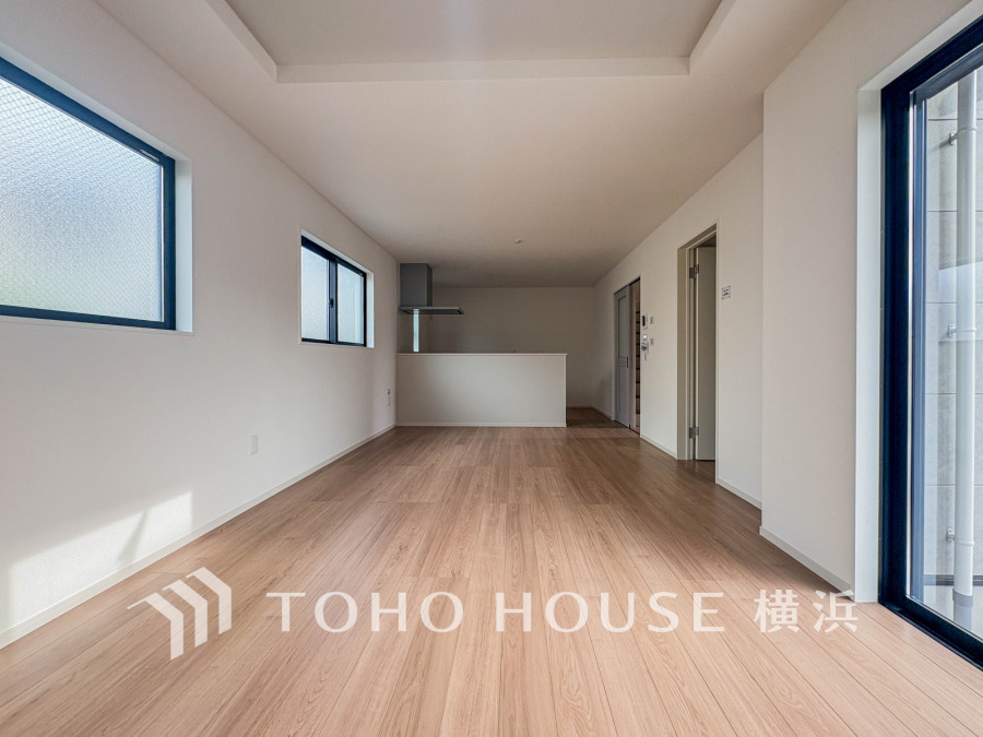 和やかで洗練された空間の演出。寛ぎとコミュニケーションを育む居心地のよい場所。やわらかな陽射しが降り注ぎ、室内に開放感と爽快感をもたらします。