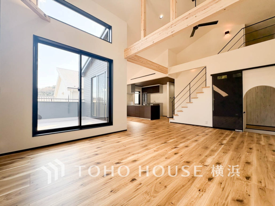 柔らかな色合いのフローリングと清潔感の溢れるクロスが明るい空間を創り出しているリビングダイニング。憩いの場に相応しく、ここで楽しむ家族の時間が絆をより深めてくれそうです。