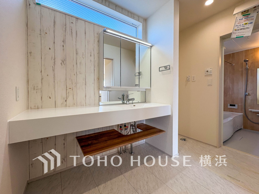 十分な大きさの洗面台は、身だしなみチェックや歯磨きなど、朝の慌ただしい時間でも余裕とゆとりを感じて頂けます。