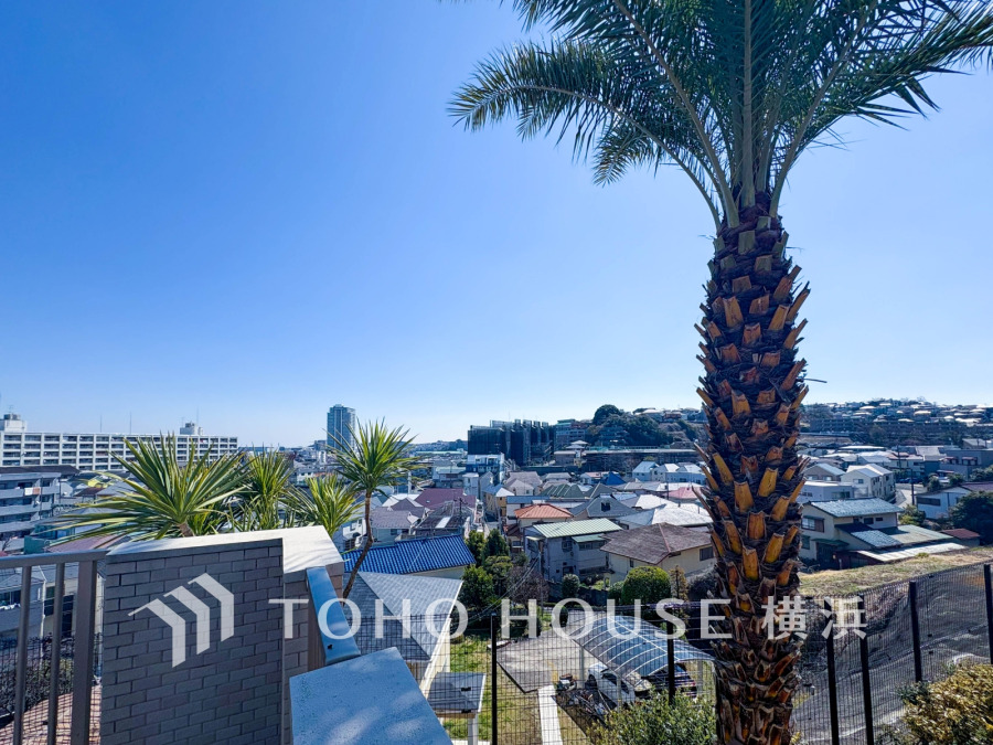 高台のお住まいからは開放的な眺望が広がります。爽やかな風を感じて、心躍る素敵な暮らしがはじまります。