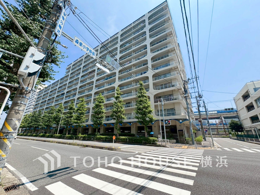 時代の流れに惑わされないシックなカラートーンで街並みに溶け込む外観は、主張し過ぎず、また平凡になり過ぎず絶妙なコントラストで輝きを放ちます。