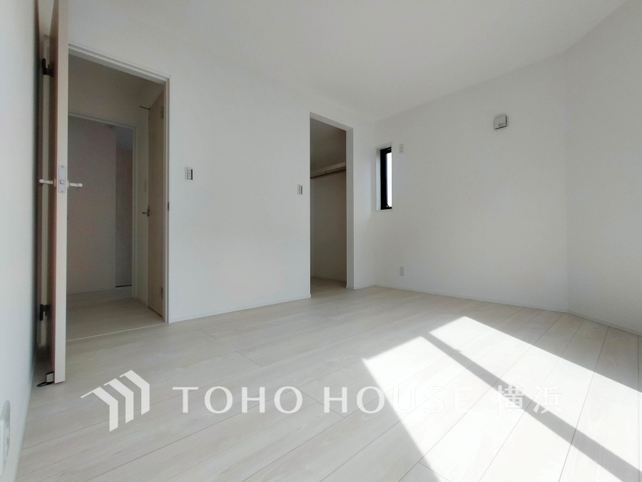 自然光が差し込む明るい洋室。シンプルな白壁と広々とした空間で、快適な暮らしを実現します。