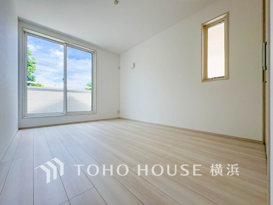 大きな窓からは快適な光を取り入れ、通気性能を上げる事で居心地の良い空間を演出します。多くの時間を過ごす住まいだからこそ、いつも快適な場所であるように心掛けています。