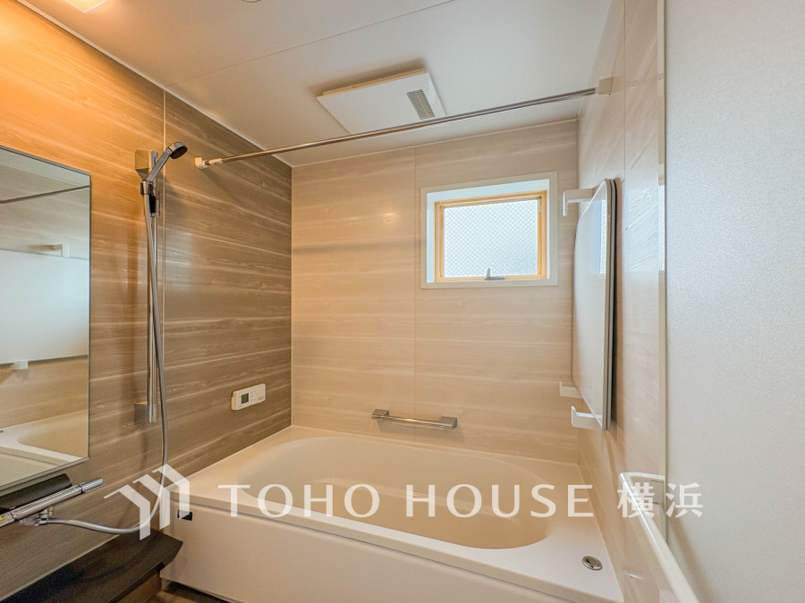 心地よいリラックスを叶える清潔感溢れる美しい空間。快適で機能的なバスルームです。
