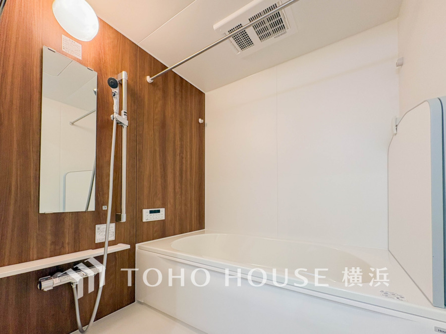 掃除のしやすさ・収納の便利さなど、おふろを使う人、お手入れする人、みんなにとっての「しあわせ性能」を追求したバスルームを採用いたしました。
