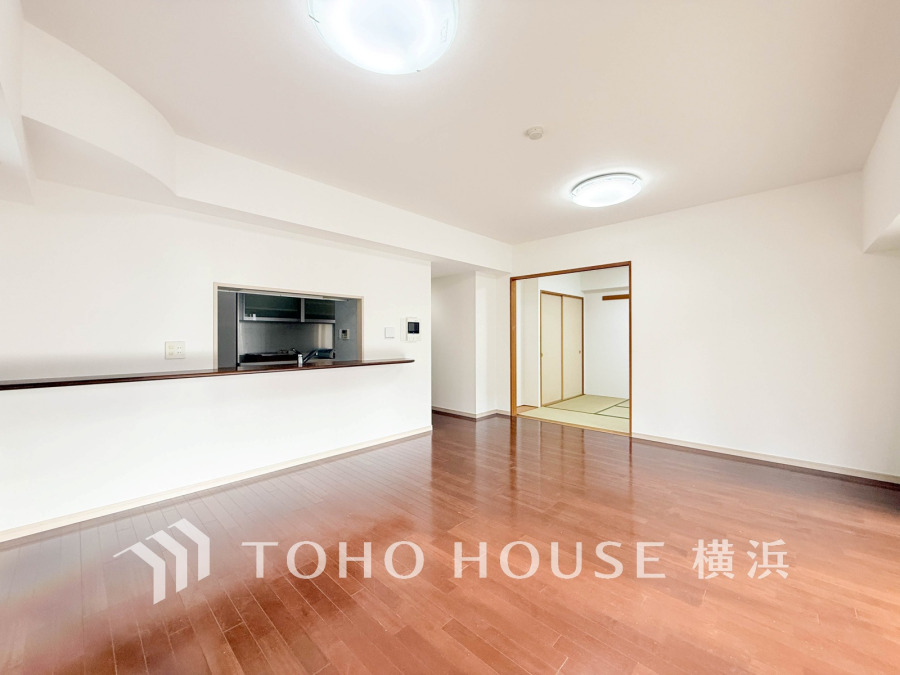 明るく開放的なリビングと和室がつながり、家族のくつろぎ空間に最適な間取りです。