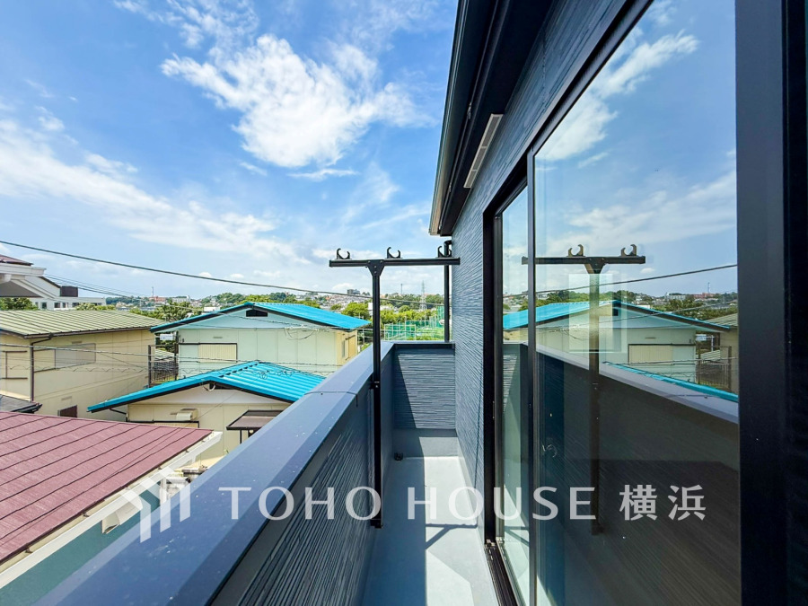 ずっと太陽を感じる事ができるのは、遮るものが視界に無いから。彼方に広がる風景が絵画のように広がります。