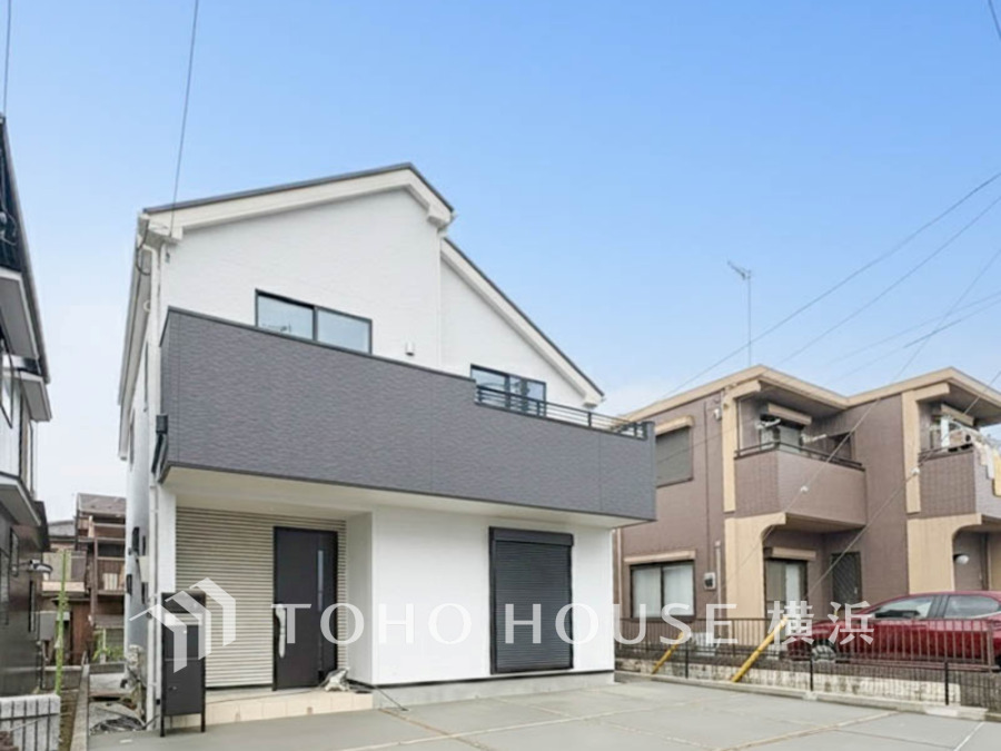 青空に映えるスタイリッシュな佇まい。車種によりますが、3台駐車可能な広い駐車スペースとバルコニーが魅力です。