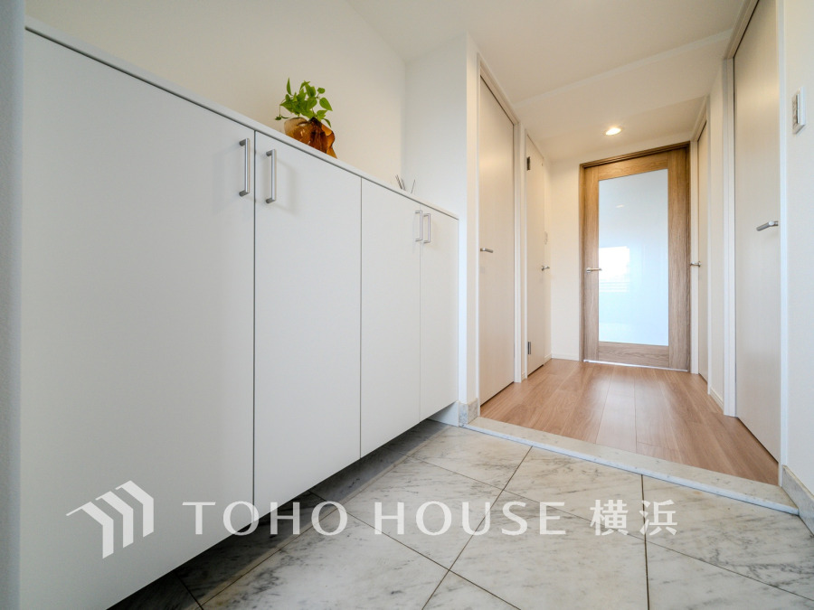 上質感漂う玄関と廊下。居住者の帰り、訪れる方を優しく迎える・安らぎに満ちた生活空間を予感させる。健やかな暮らしを楽しめることでしょう。