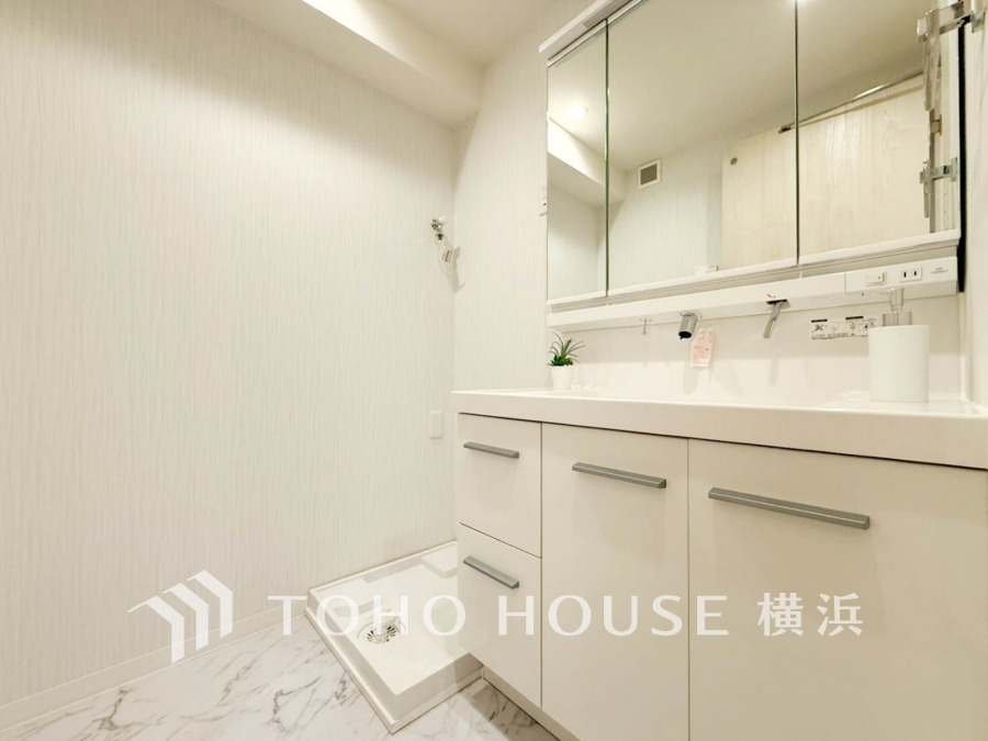 洗面台には三面鏡を採用。身だしなみを整えやすい事はもちろんですが、鏡の後ろに収納スペースを設ける事により、散らかりやすい洗面スペースをスッキリ保てます。