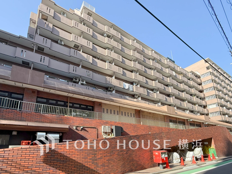 日当たり良好な大型マンション。安心の管理体制と便利な立地が魅力です。