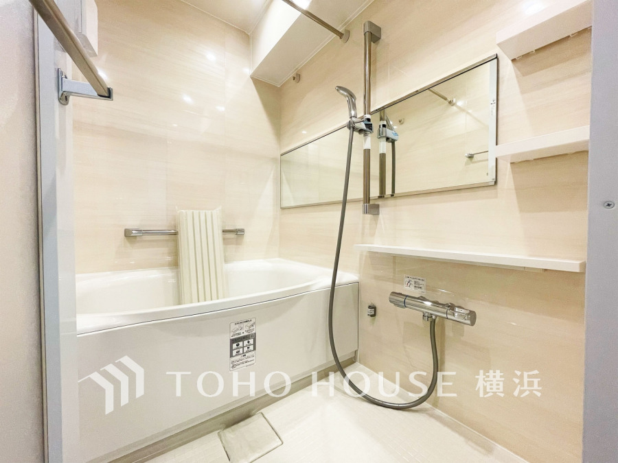 心地よいリラックスを叶える清潔感溢れる美しい空間。快適で機能的なバスルームです。
