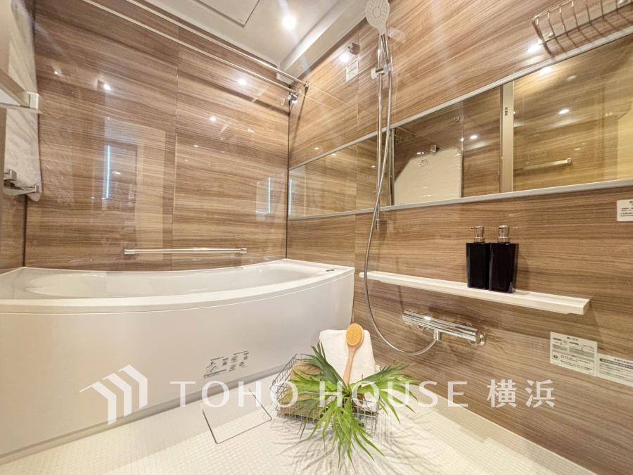 快適な使い心地とゆとりある空間が1日の疲れを解きほぐすバスルーム。空間も浴槽もゆったりのびのび使えるゆとり設計。広く感じるゆとり設計で快適なリラックスタイムを過ごせます。