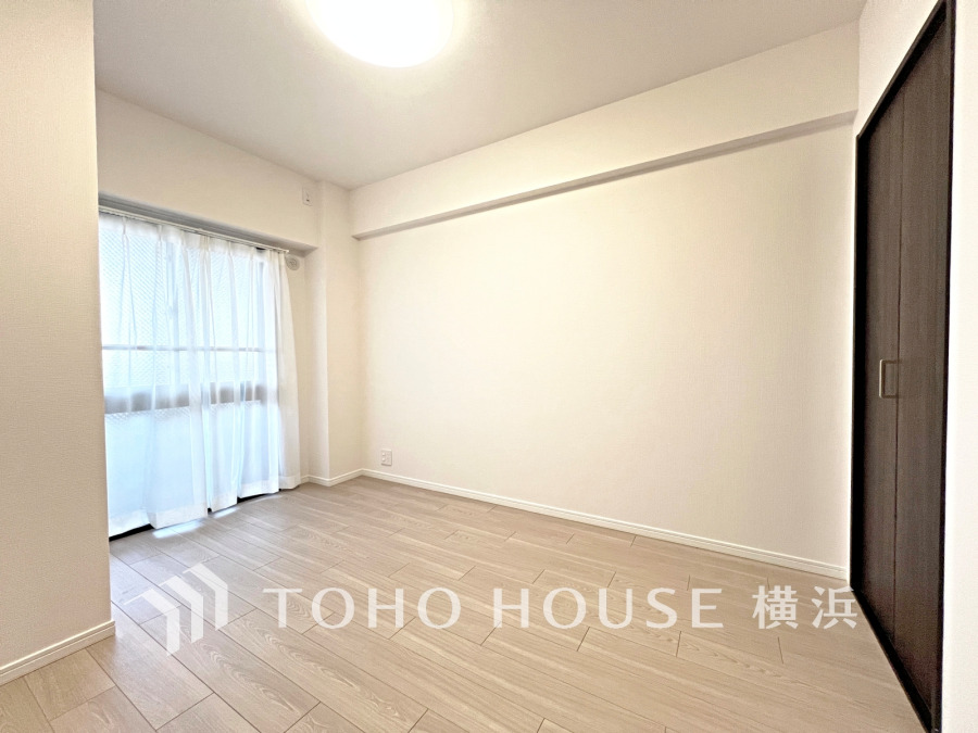 明るい自然光が差し込む、シンプルで使いやすい洋室。収納も充実しています。