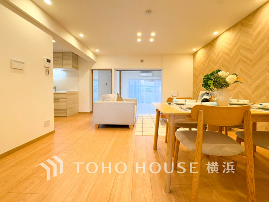 穏やかな時間の流れを楽しみ、寛ぎと笑顔が溢れるリビング。会話を楽しみ、ご家族の何気ない日常にいつもあたたかな幸せの花を添えます。