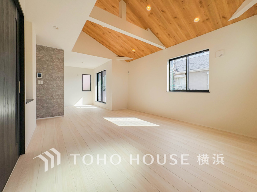 木目天井が温かみを演出する、明るく開放的なリビング空間。自然光がたっぷり差し込みます。