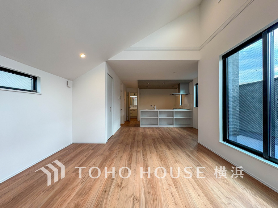 明るい自然光が差し込む、開放感あふれるLDK。木目調フローリングで温かみのある空間です。