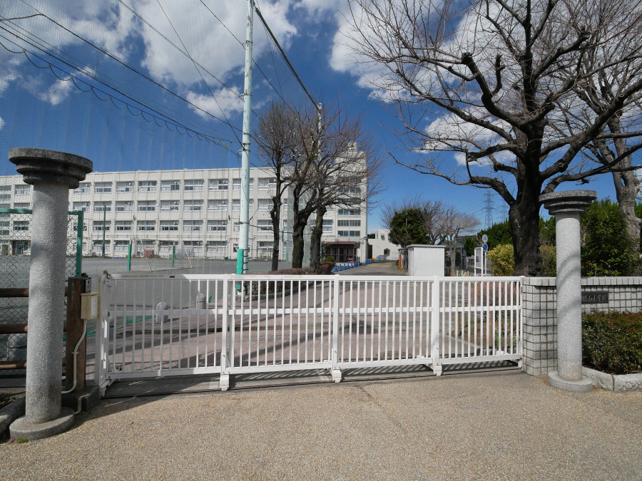 横浜市立日限山小学校まで　約1100ｍ