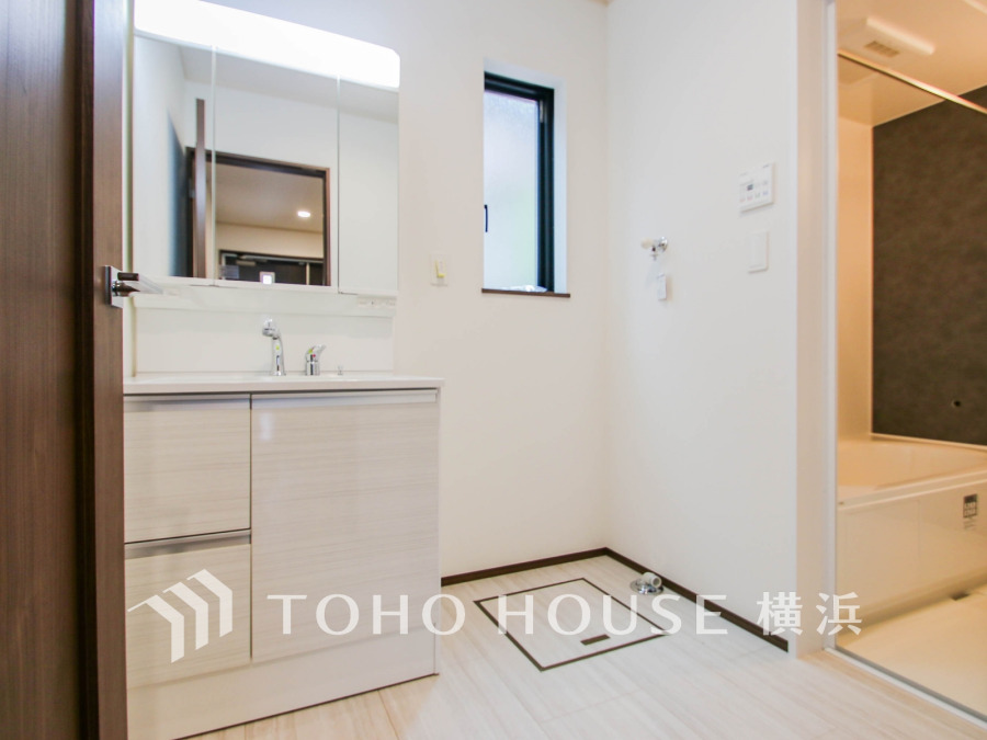 洗面台には三面鏡を採用。身だしなみを整えやすい事はもちろんですが、鏡の後ろに収納スペースを設ける事により、散らかりやすい洗面スペースをすっきりさせる事が出来るのも嬉しいですね。