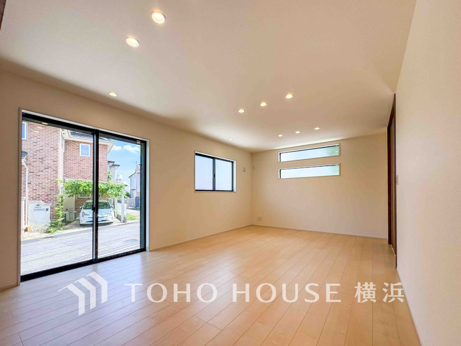 家族と過ごすひと時を溢れる光が優しく包み込むリビングダイニング。家族とともに、心穏やかに過ごすひととき。家族との時間、自分の時間を大切にできる空間がここにあります。