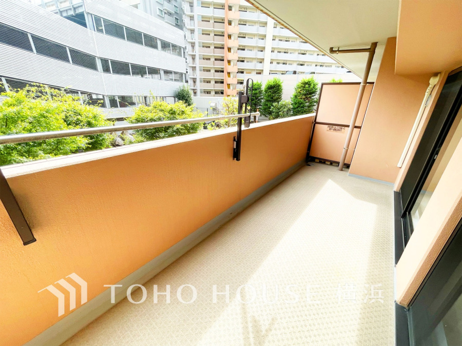 暮らしの中で光と風を演出してくれるバルコニー、見事なまでの開放的な空間を演出しながら、プライベート性も確保された空間は我が家の自慢。