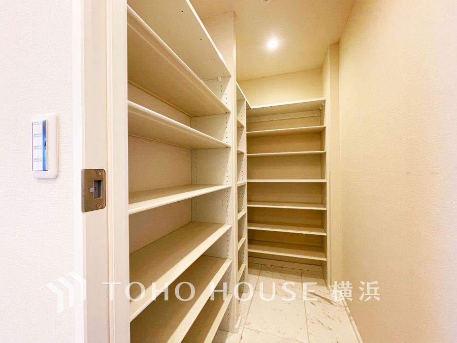 玄関には、ご家族みんなの靴をたっぷりと収納することができるシューズインクローゼットをご用意しました。さらに場所をとるベビーカーやゴルフ道具なども収納できるので、玄関まわりはいつもすっきり。