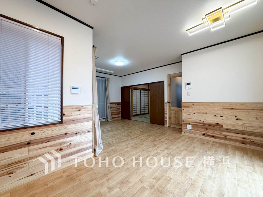 一日の中で多くの時間を過すことになる住まいだからこそ、いつも穏やかな空間であるように心掛けています。無垢杉材を多用し構成する建材などへの配慮が、住まう方の健康を守ります。